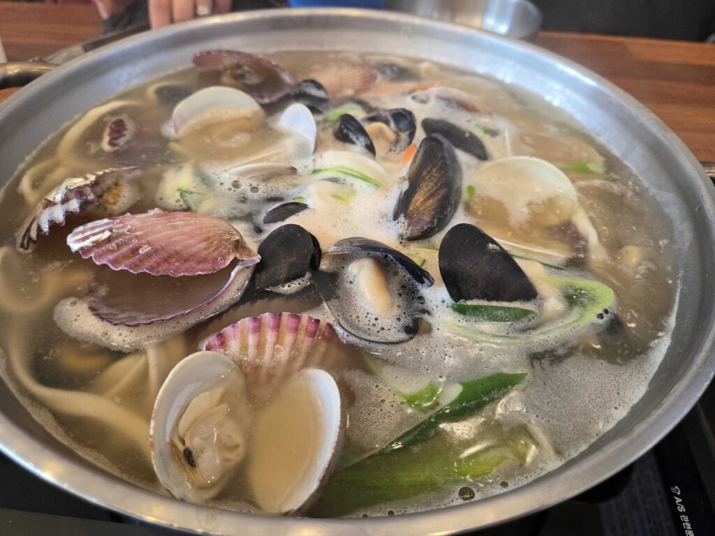 Park Seung-gwang Haemul Kalguksu full pot with seafood and noodles