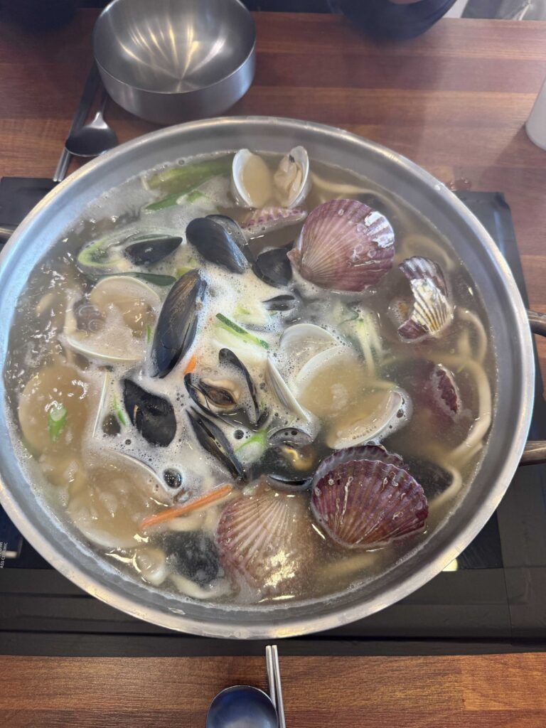 Scallop add-on cooking in Park Seung-gwang Haemul Kalguksu broth