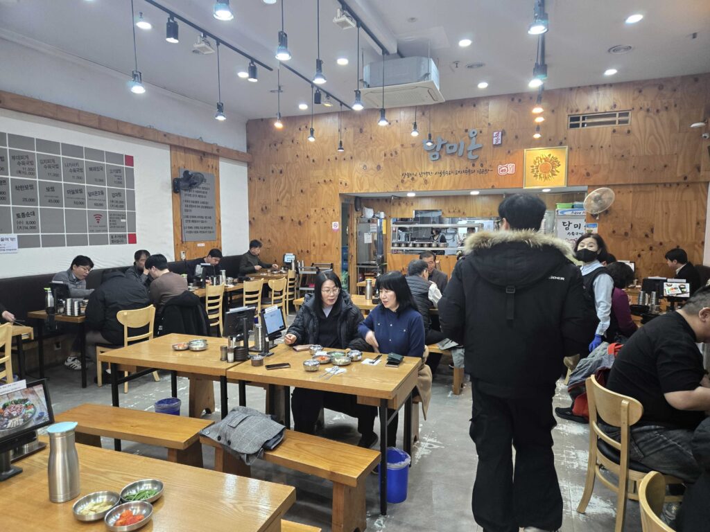 Busy interior of Dammion Seongsu during lunchtime with diners enjoying their meals