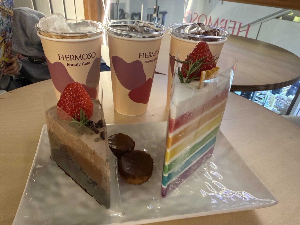 Iced vanilla latte and iced tea served in clear glasses