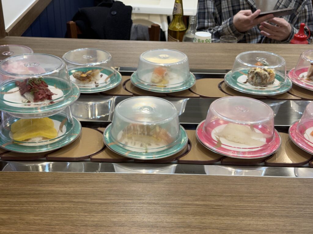 Rotating sushi conveyor belt plates domes Gamil Choice Hanam kaiten