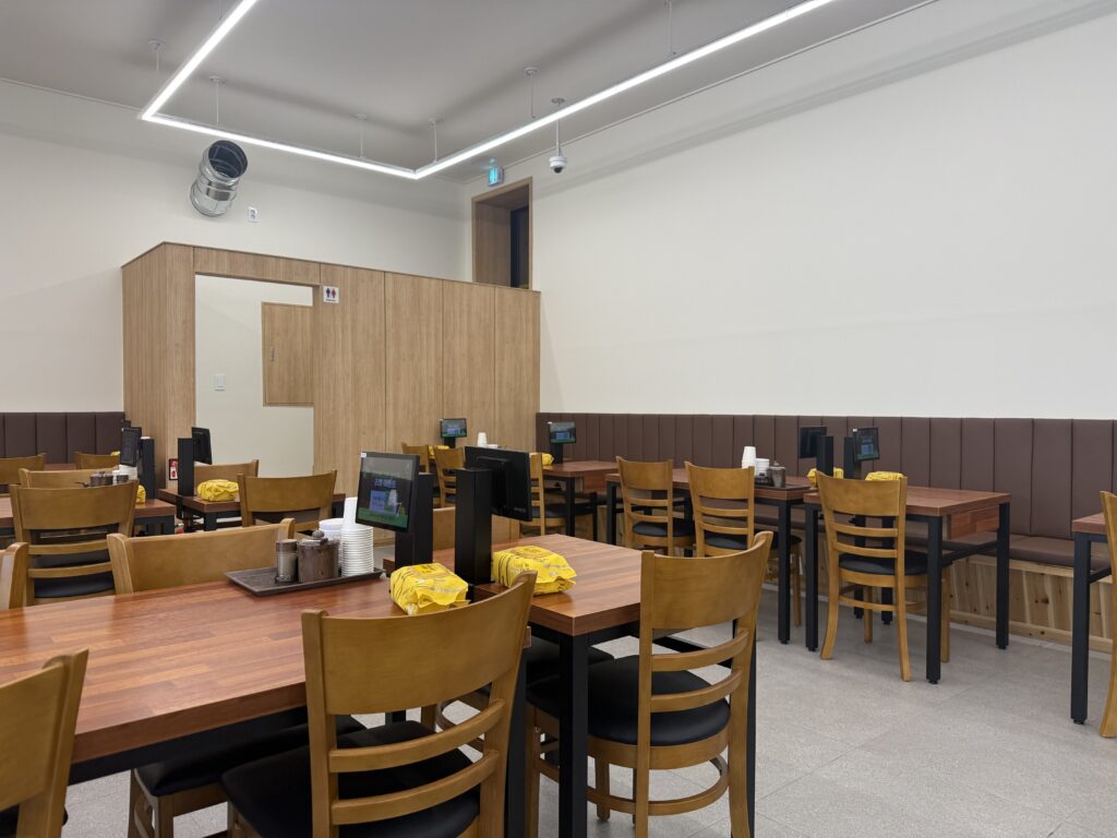 Dalbit-e Goeun Sundaeguk dining area wooden tables chairs Sokcho