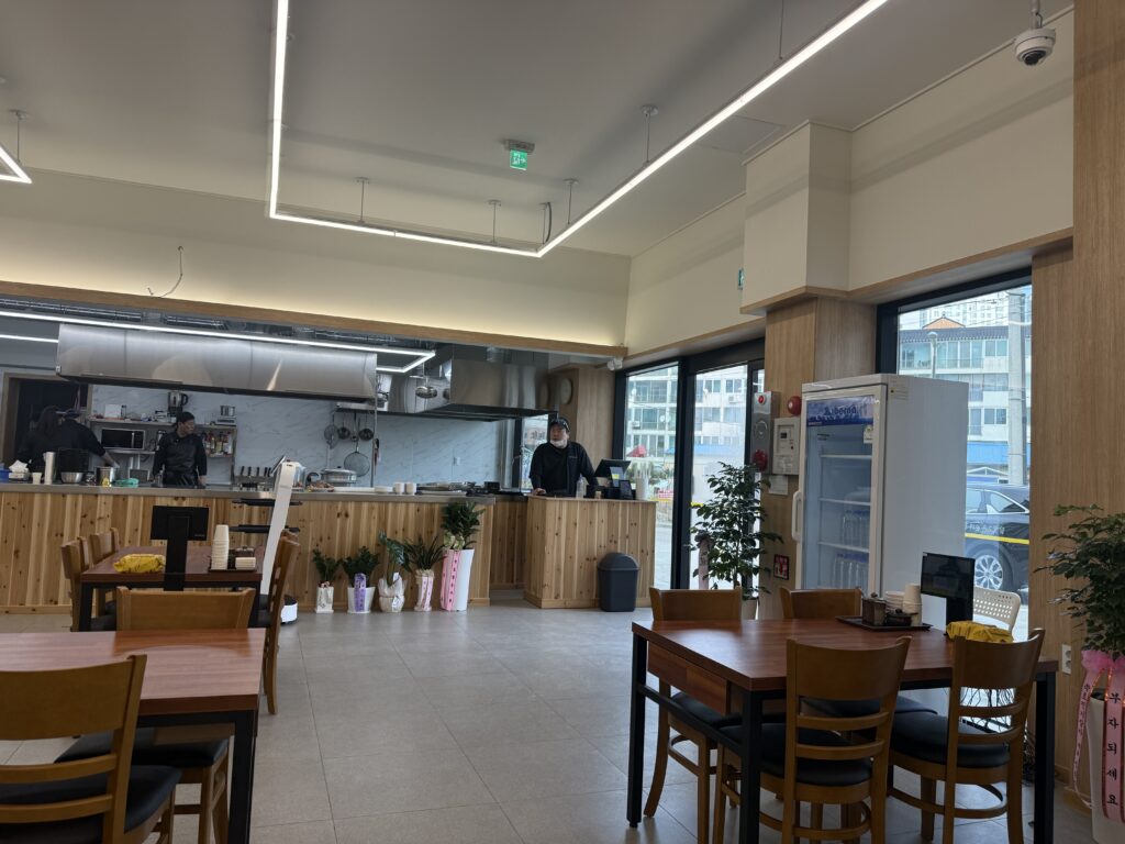 Dalbit-e Goeun Sundaeguk interior open kitchen Sokcho restaurant