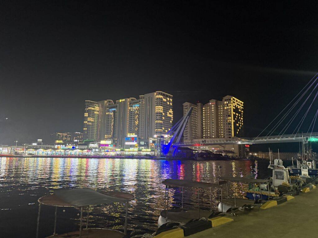 Giant crab sculpture above entrance of Meoguri Hoetjip Daepohang Sokcho