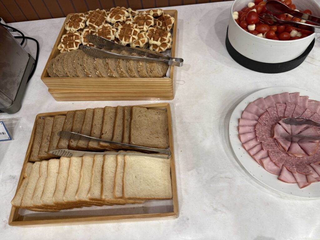 Sausages and hot vegetables at Oak Valley Resort morning breakfast spread