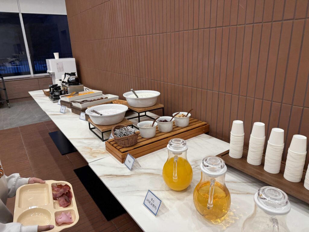 Oak Valley Resort buffet breakfast table setup juice and morning food Korea