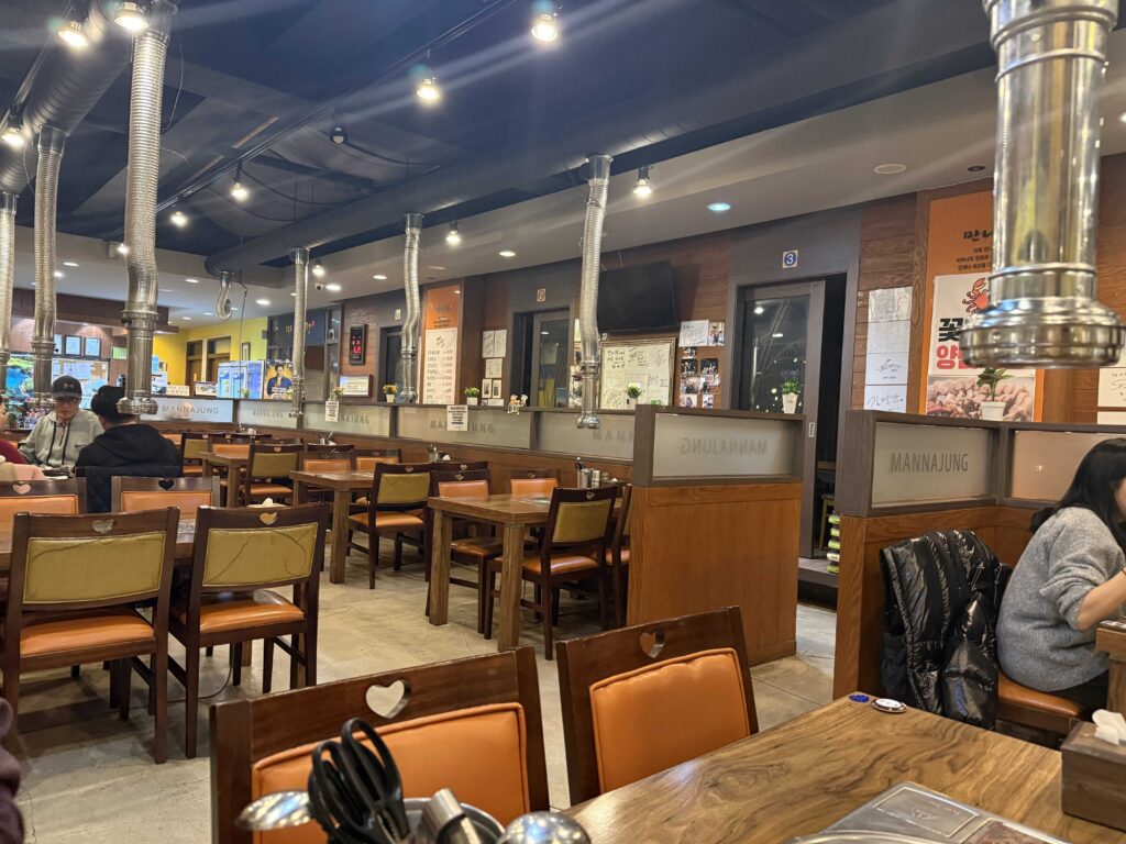 Mannajeong Korean BBQ restaurant interior large dining hall Wonju Korea