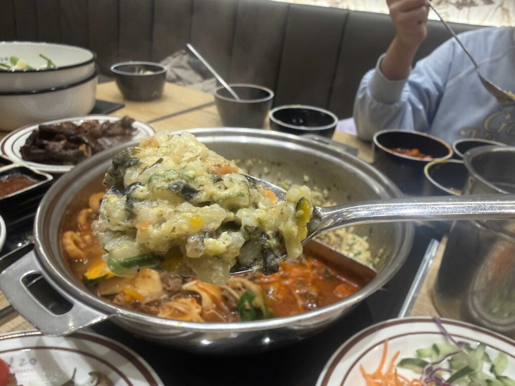 Shabeu 20 shabu-shabu hot pot cooking in broth Seoul Gangdong buffet