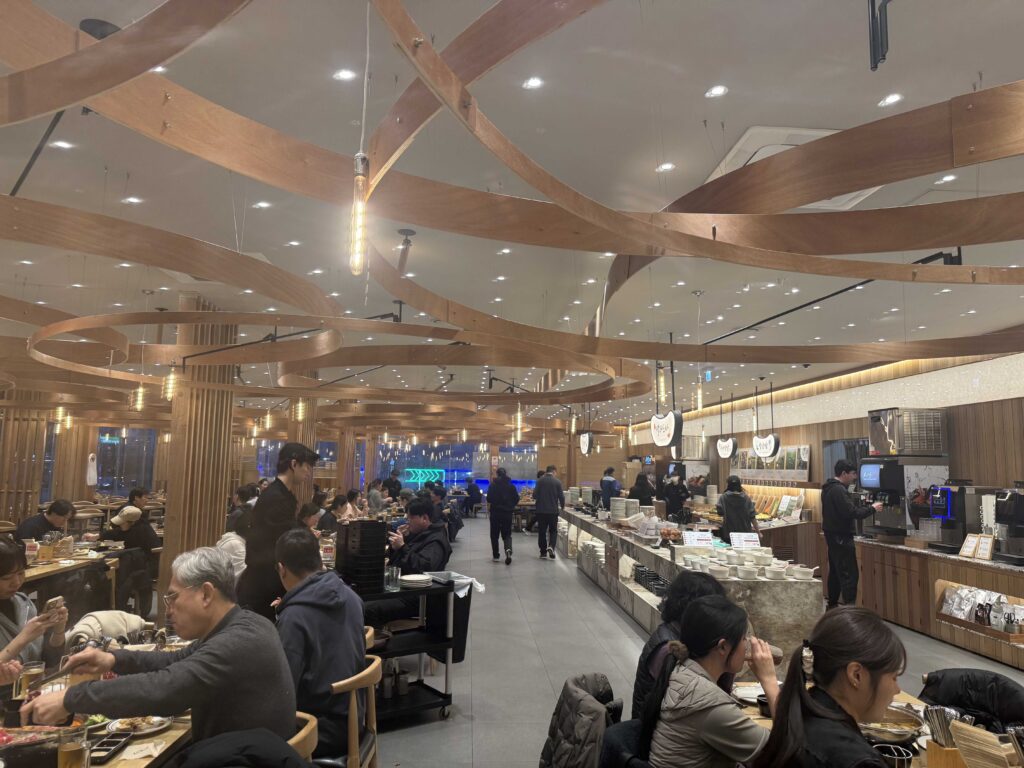 Shabeu 20 dining hall full of customers Seoul Gangdong shabu-shabu restaurant