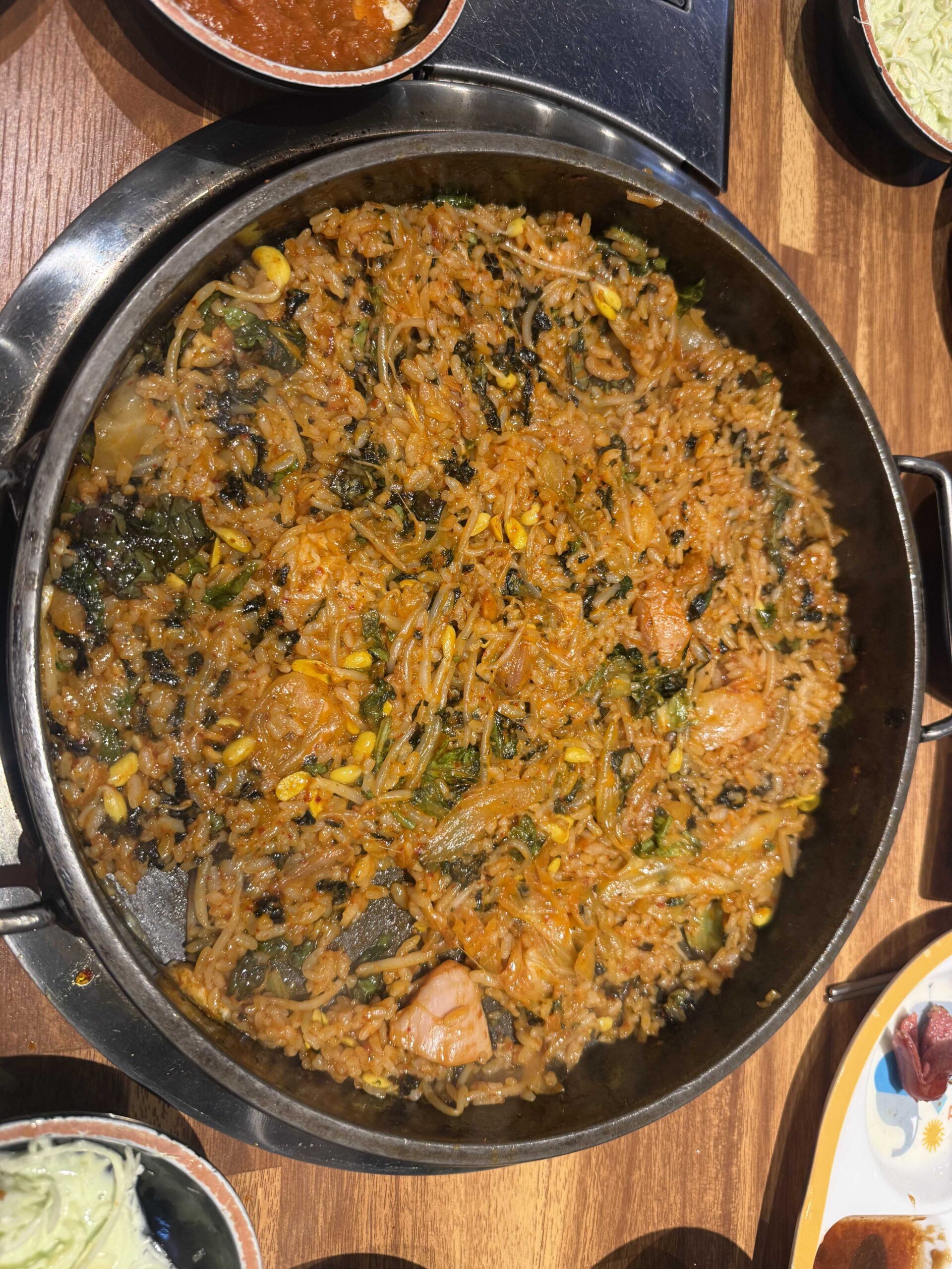 Biwabyul Dakgalbi Wirye finishing kimchi fried rice with bean sprouts and seaweed flakes