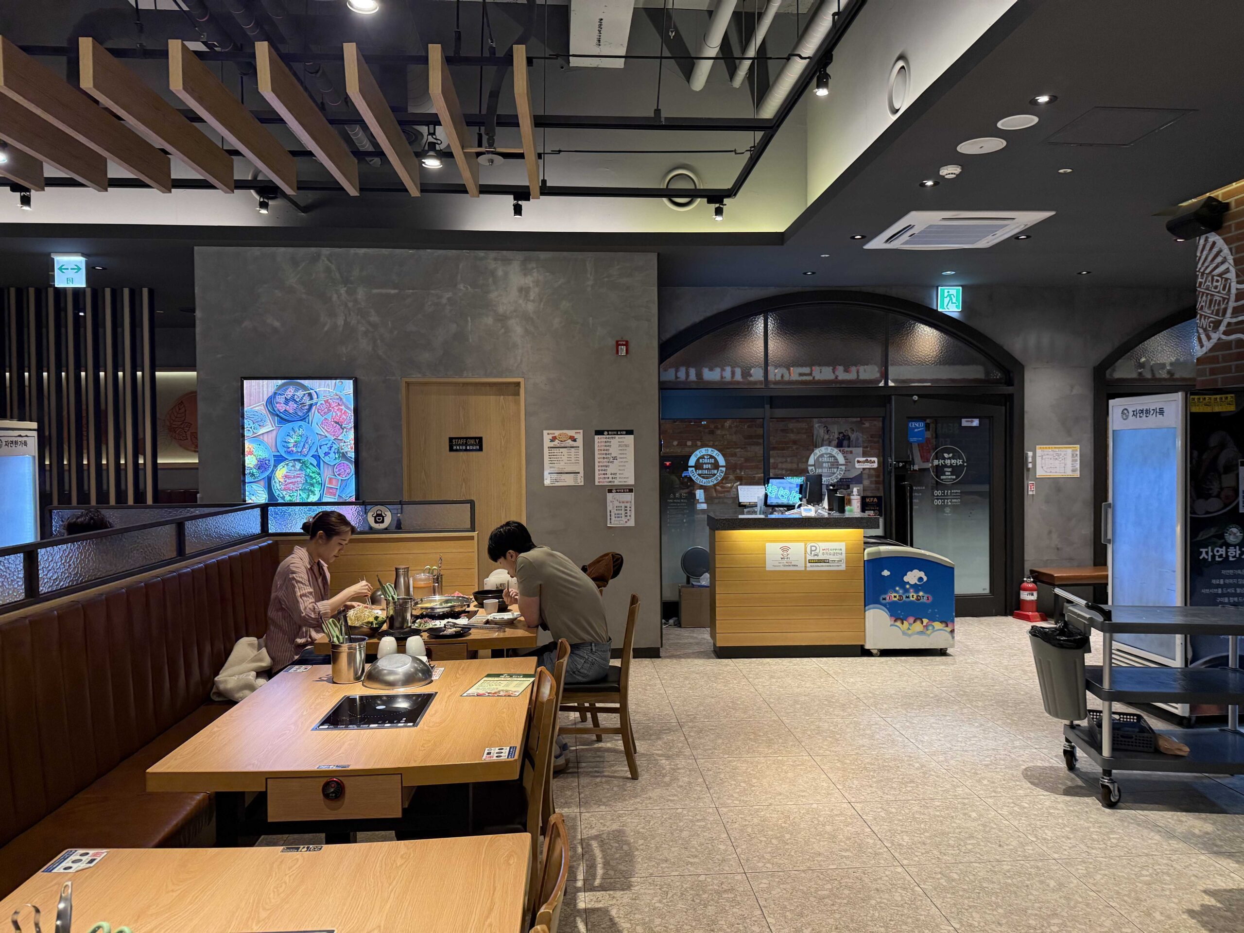 Chaesundang Hanam Misa modern dining area interior