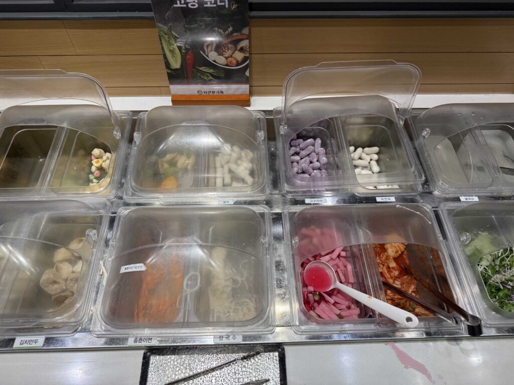 Fish cakes, rice cakes and other items to cook