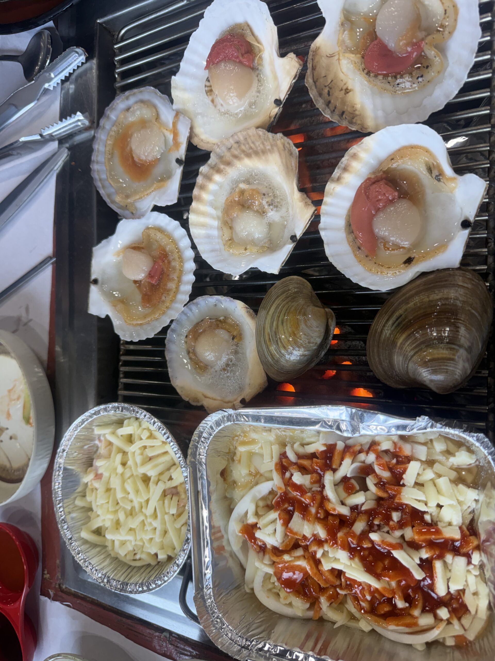 Cheese-topped clams with corn on the grill at Pungnyeon Hwesenta
