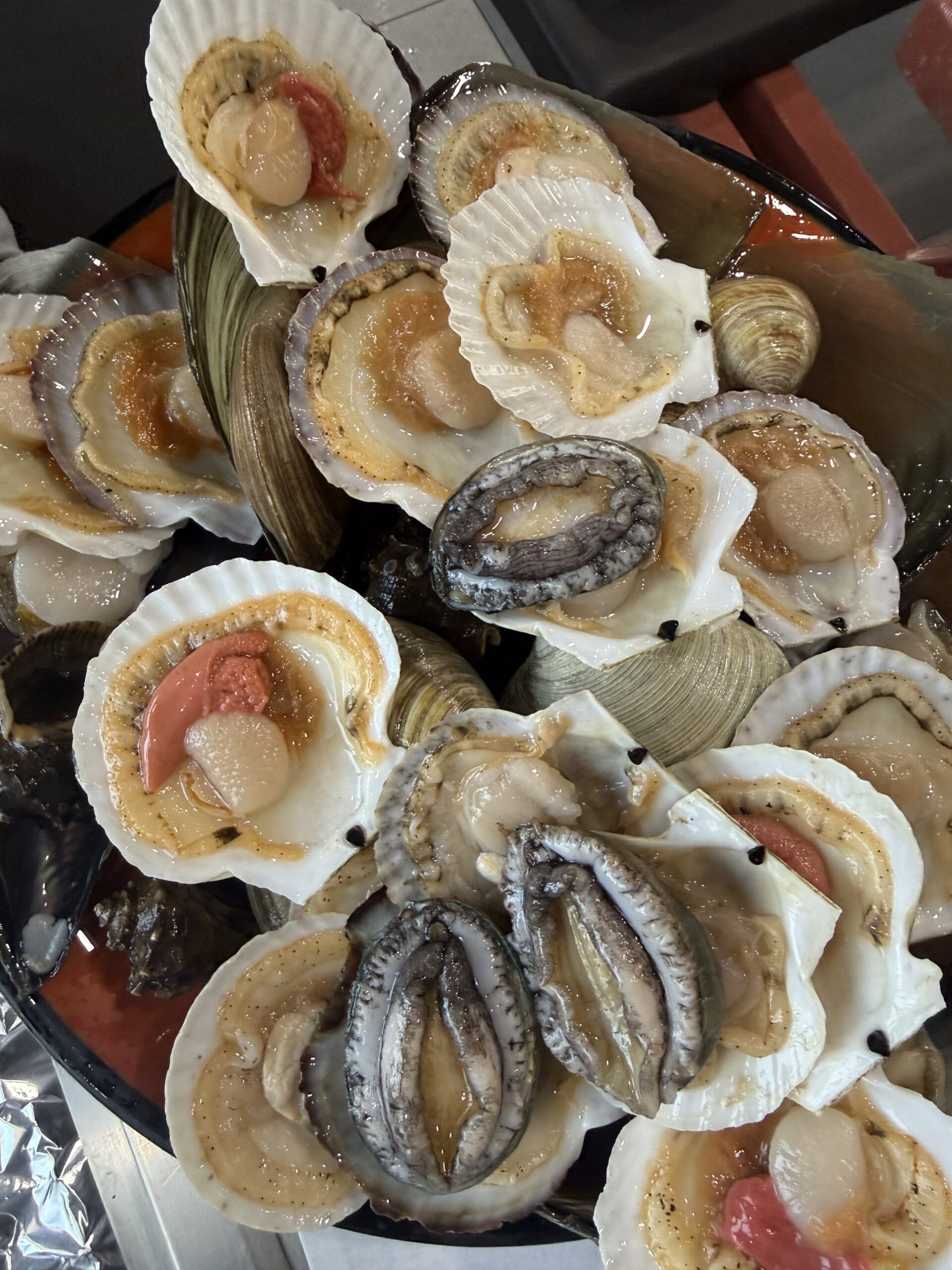 Mixed clams and king prawn combo platter for Anmyeondo grilled clams