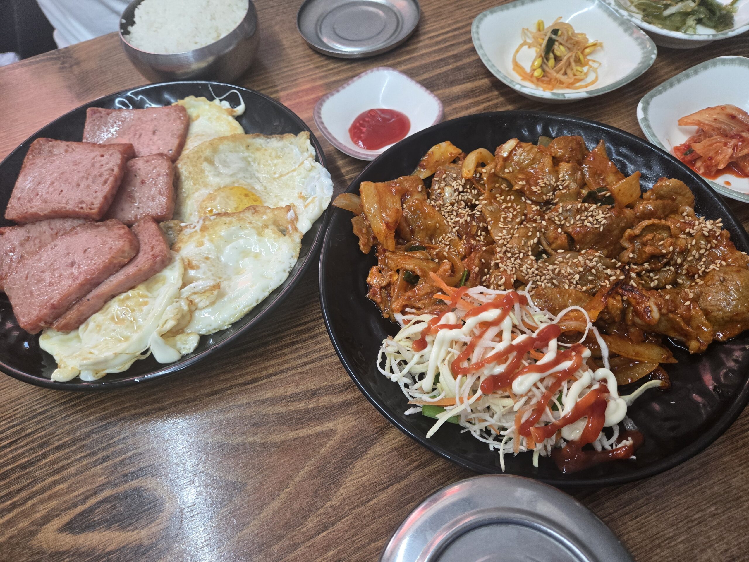 Dalnimine Seongsu spam fry and jeyuk bokkeum lunch plates