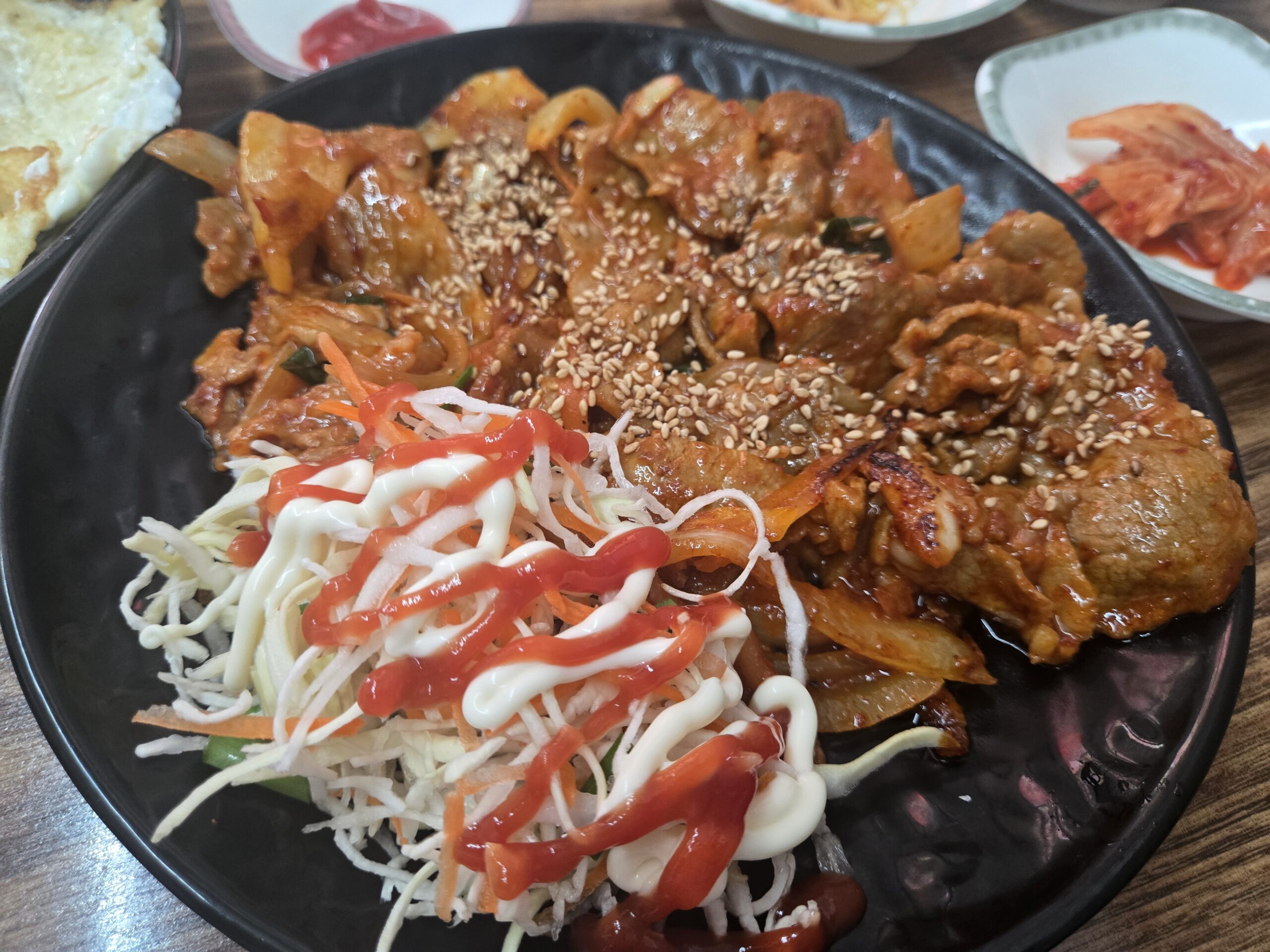 Dalnimine Seongsu jeyuk bokkeum plate with cabbage mayo ketchup