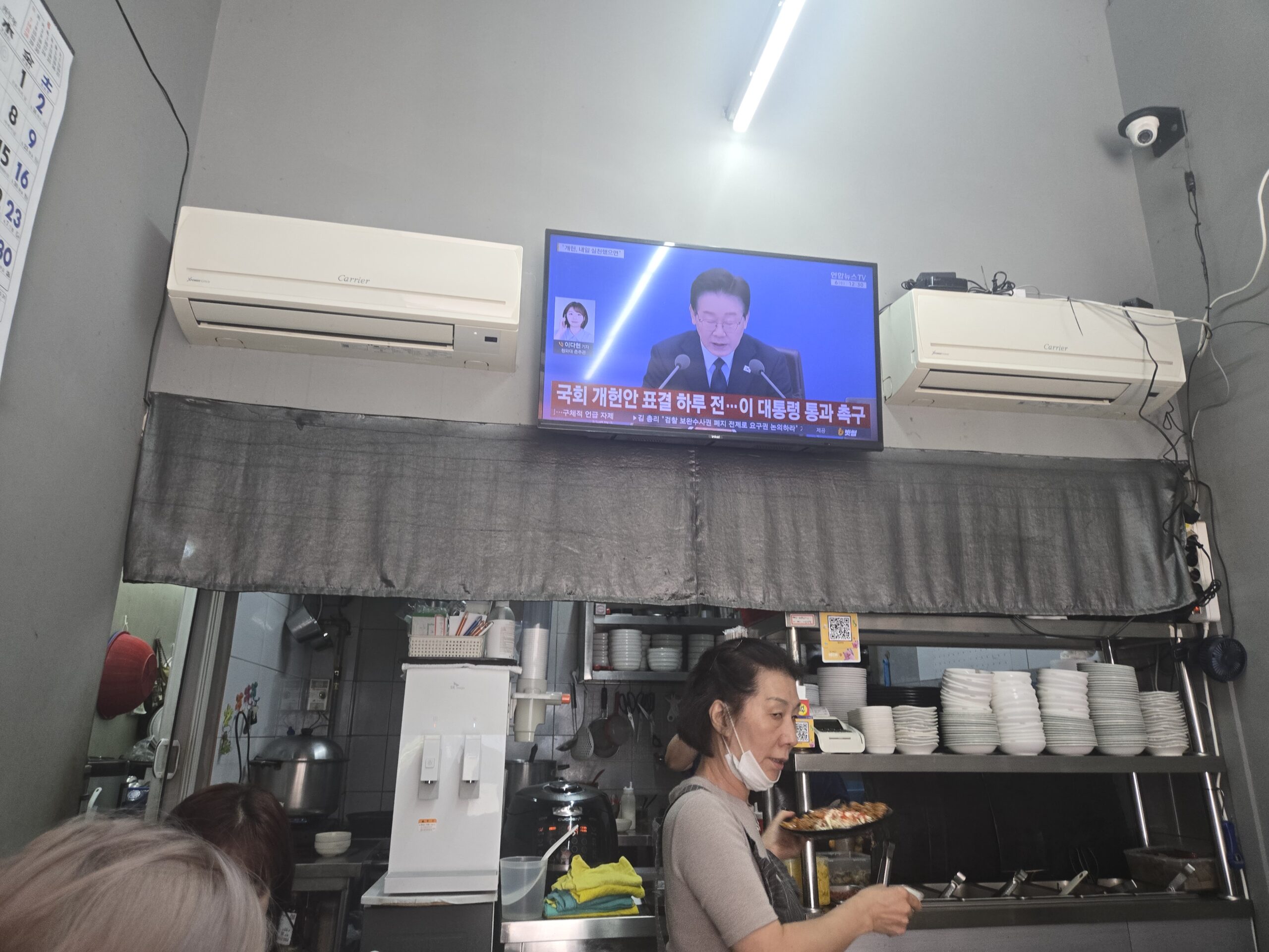 Dalnimine Seongsu owner ajumma working in open kitchen