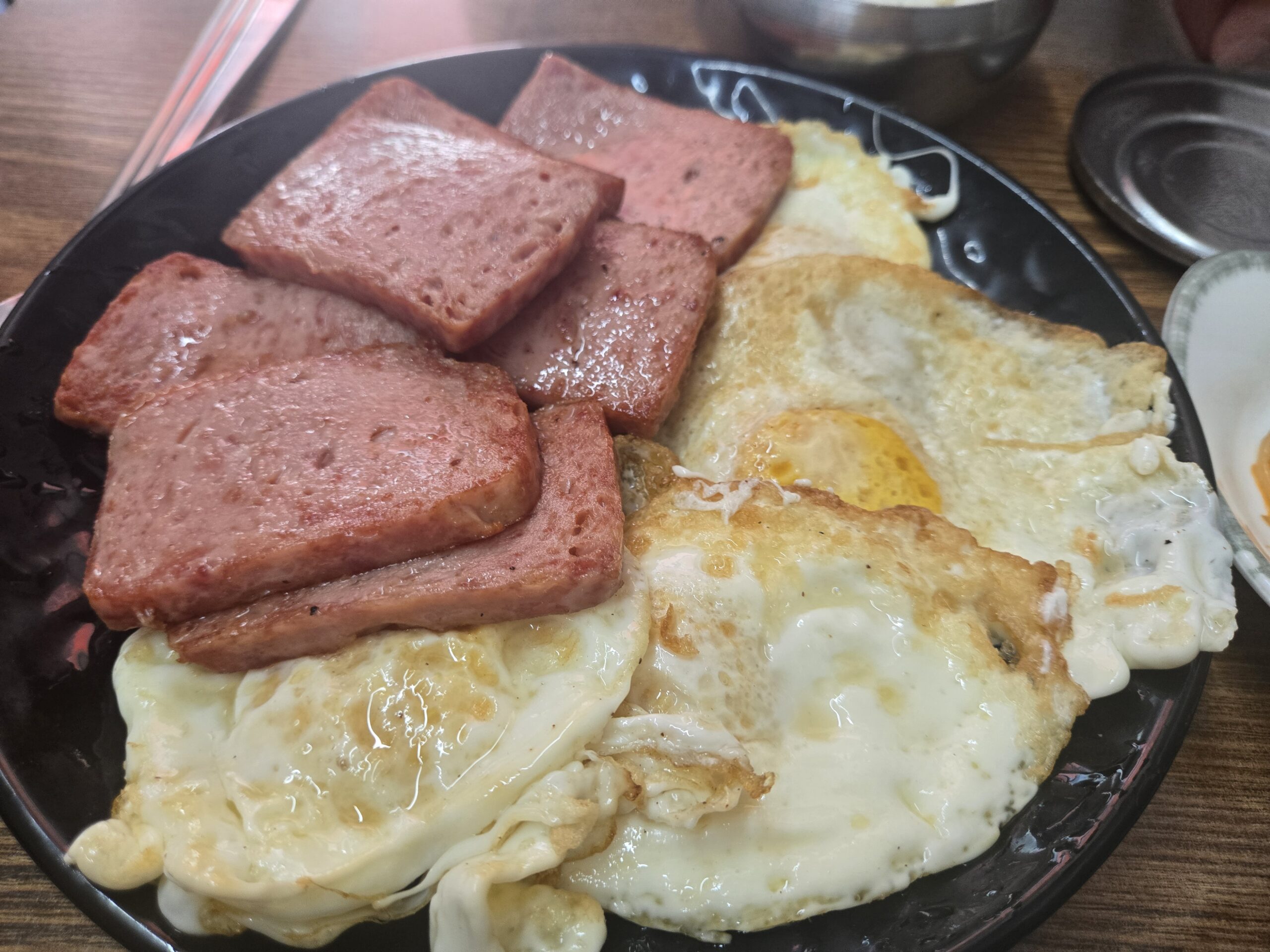 Dalnimine Seongsu spam fry plate close-up with sunny eggs