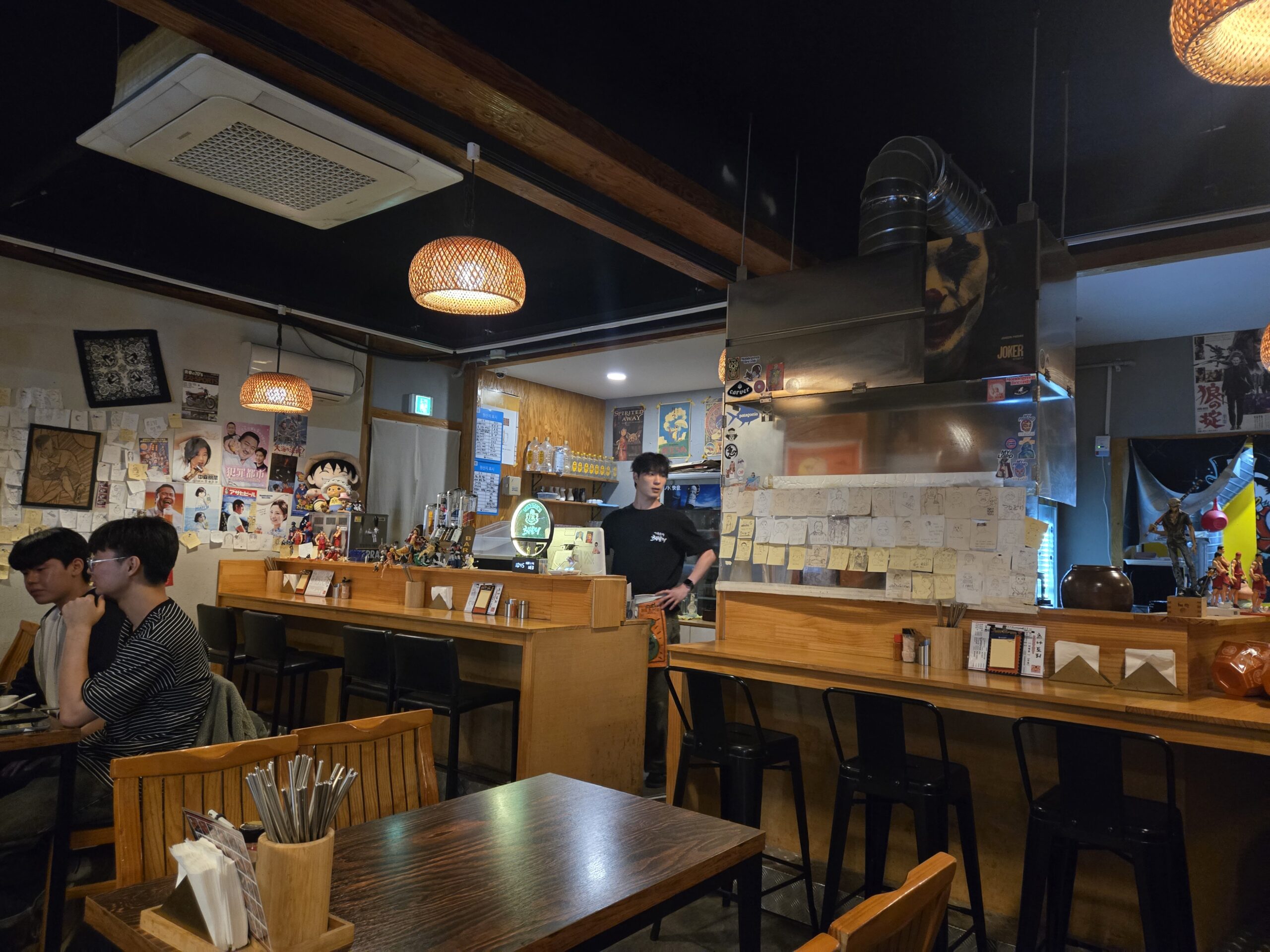 Tunatori Konkuk interior bar counter staff wooden tables
