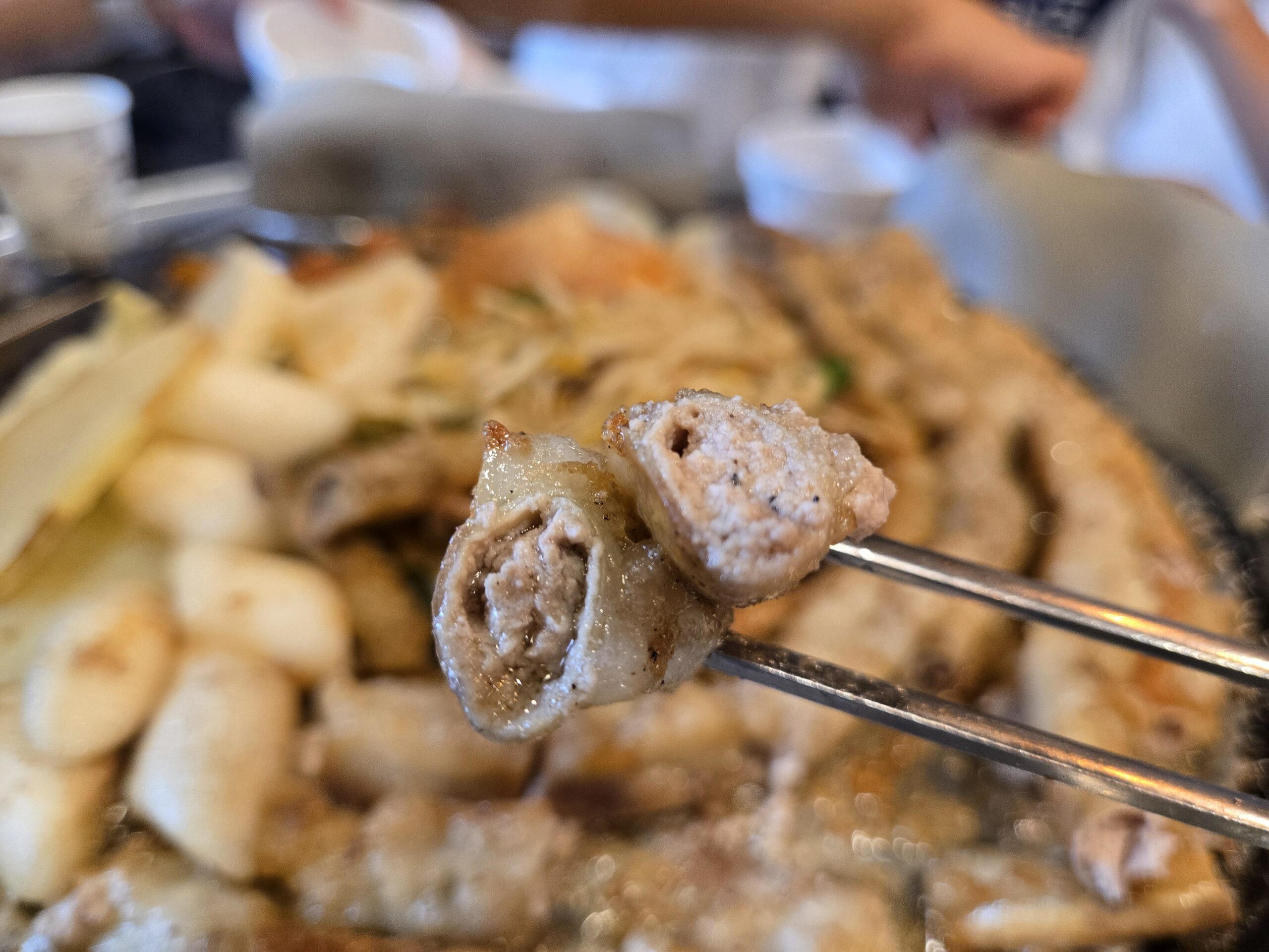 Makchang cross-section showing the gop fat ribbon inside at Jinseong Hanu Gopchang