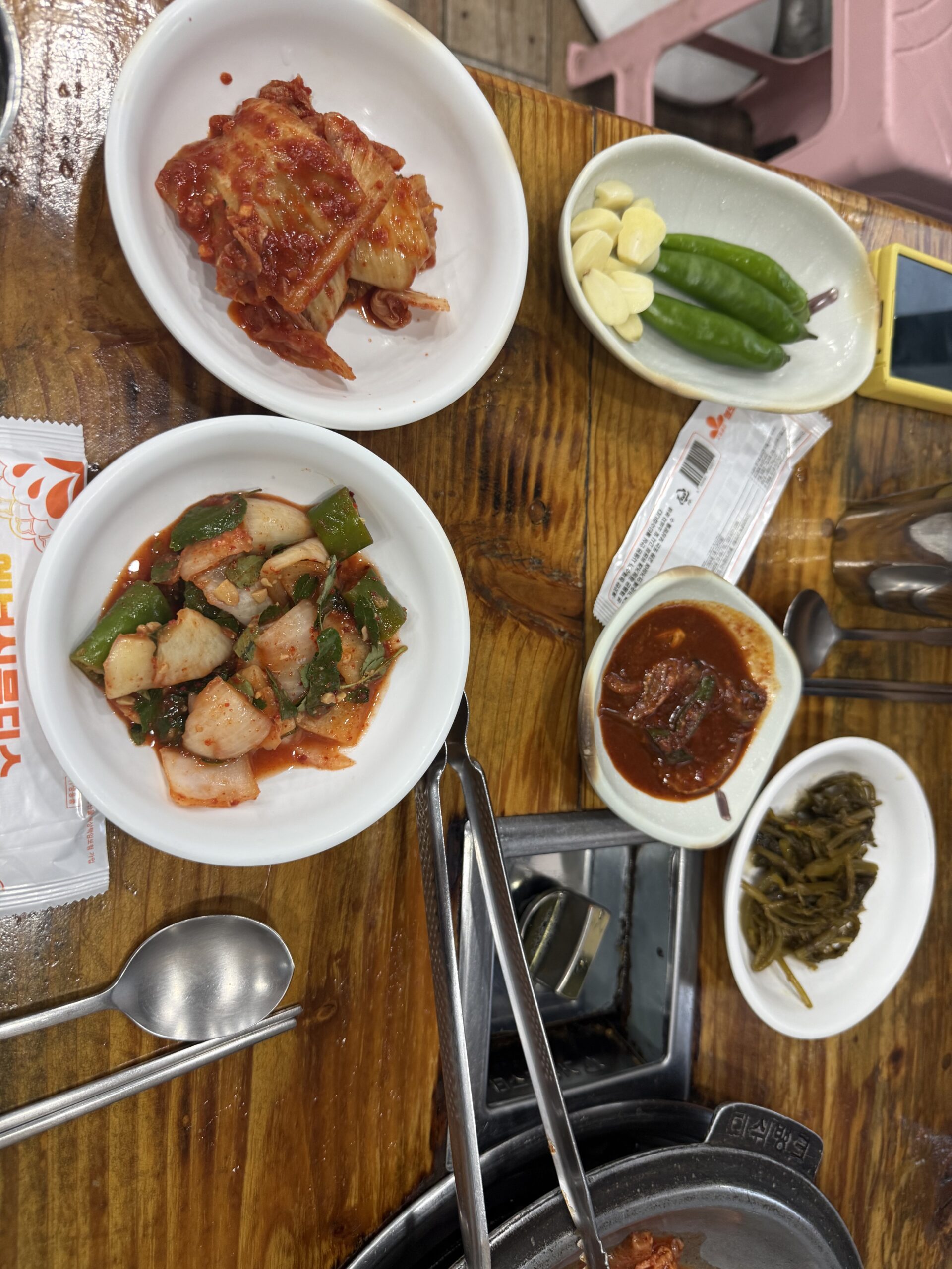 Side dishes including kimchi and peppers at Gaseureum Sikdang