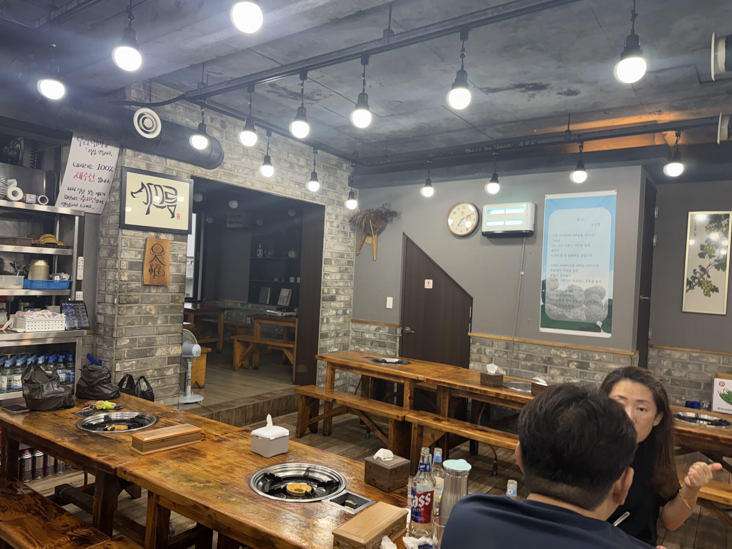 Wood bench tables with grills inside Gaseureum Sikdang