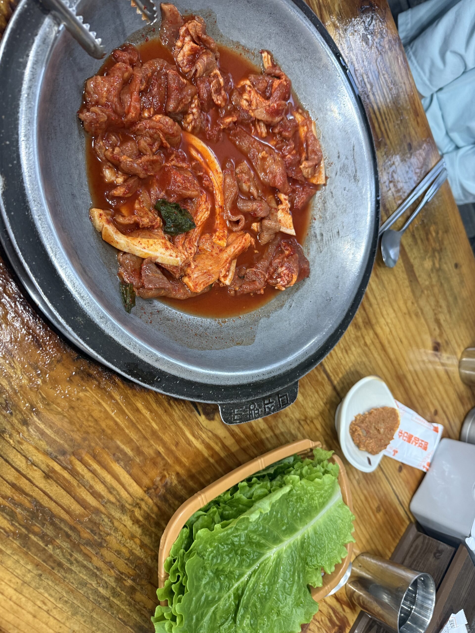 Gaseureum Sikdang duruchigi spicy stir-fried pork with lettuce wraps