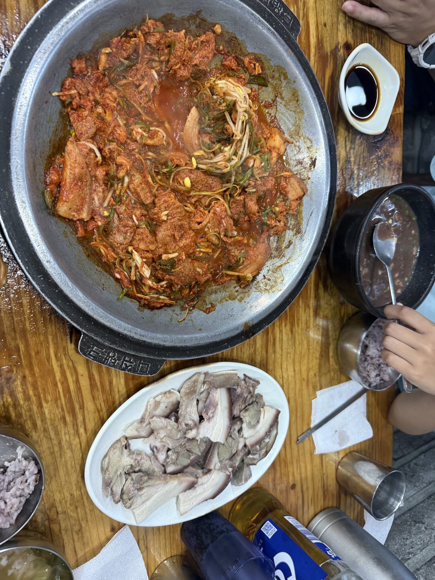 Full table spread of duruchigi, suyuk, and soup at Gaseureum Sikdang