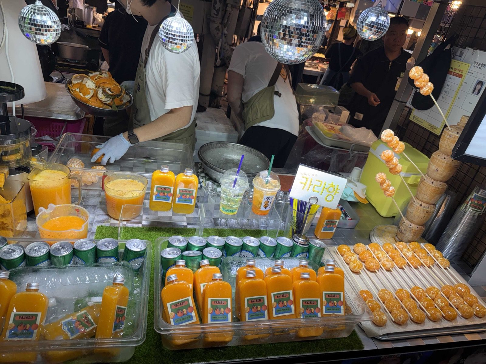 Fresh tangerine juice stall at Jeju Dongmun Market