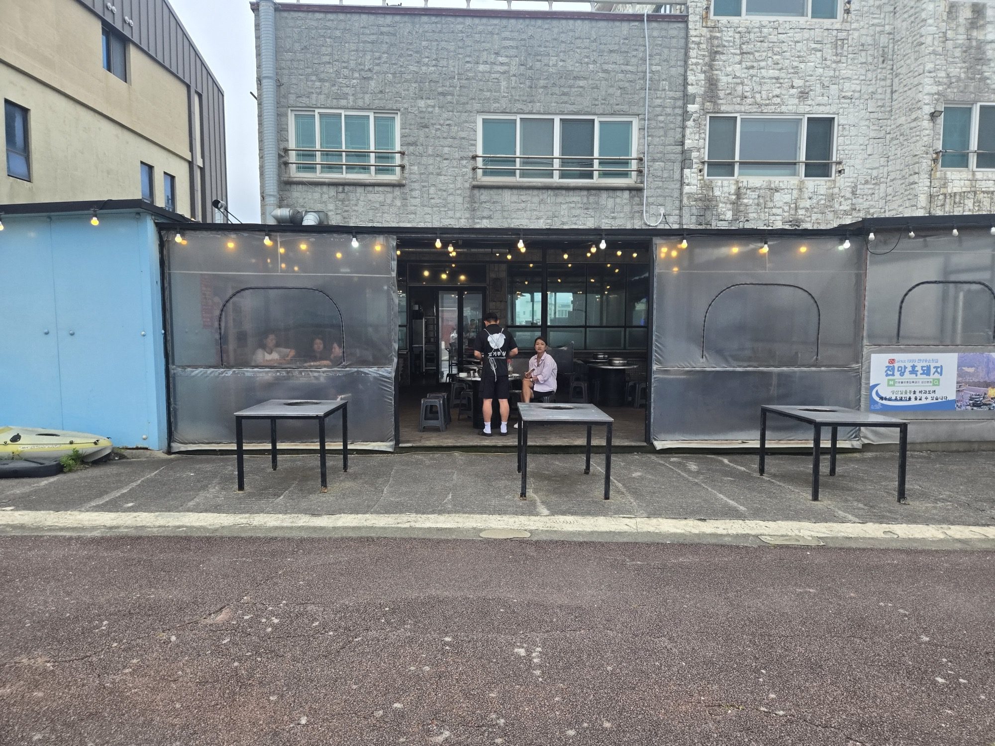 Front of Jeonmang Joeun Hwetjip Seongsan black pork restaurant with grill tables