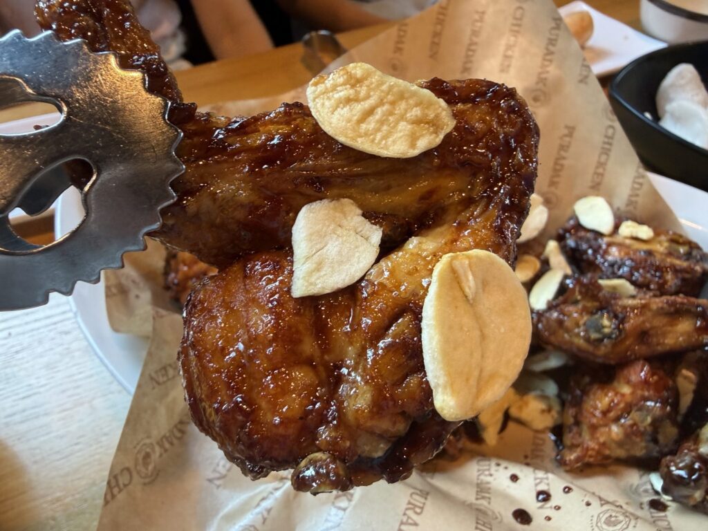 Black Alio chicken with garlic chips